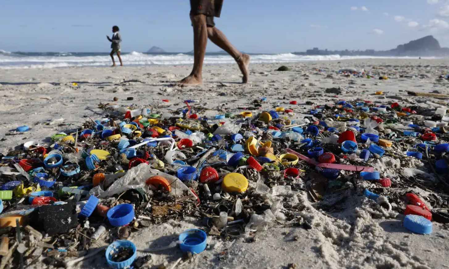 Micro e nanoplásticos contaminam alimentos como açúcar, sal, mel, e até o ar que respiramos, diz estudo