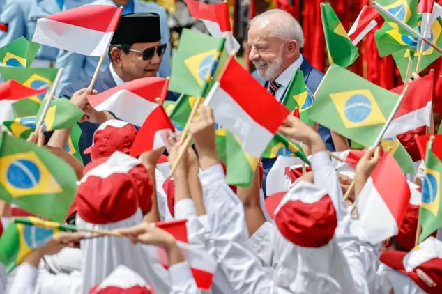 Brasil e Indonésia firmam acordos; Lula confirma candidatura em 2026