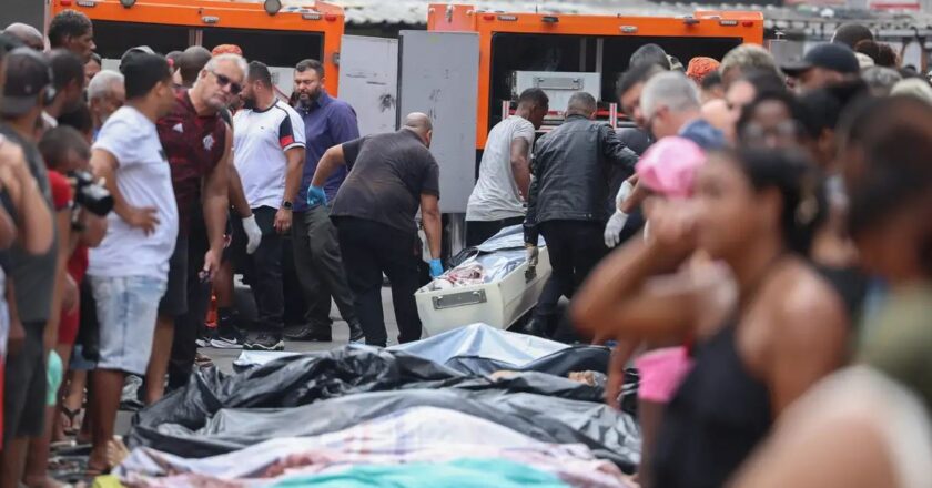 Do meio da mata, moradores retiram corpos durante a madrugada