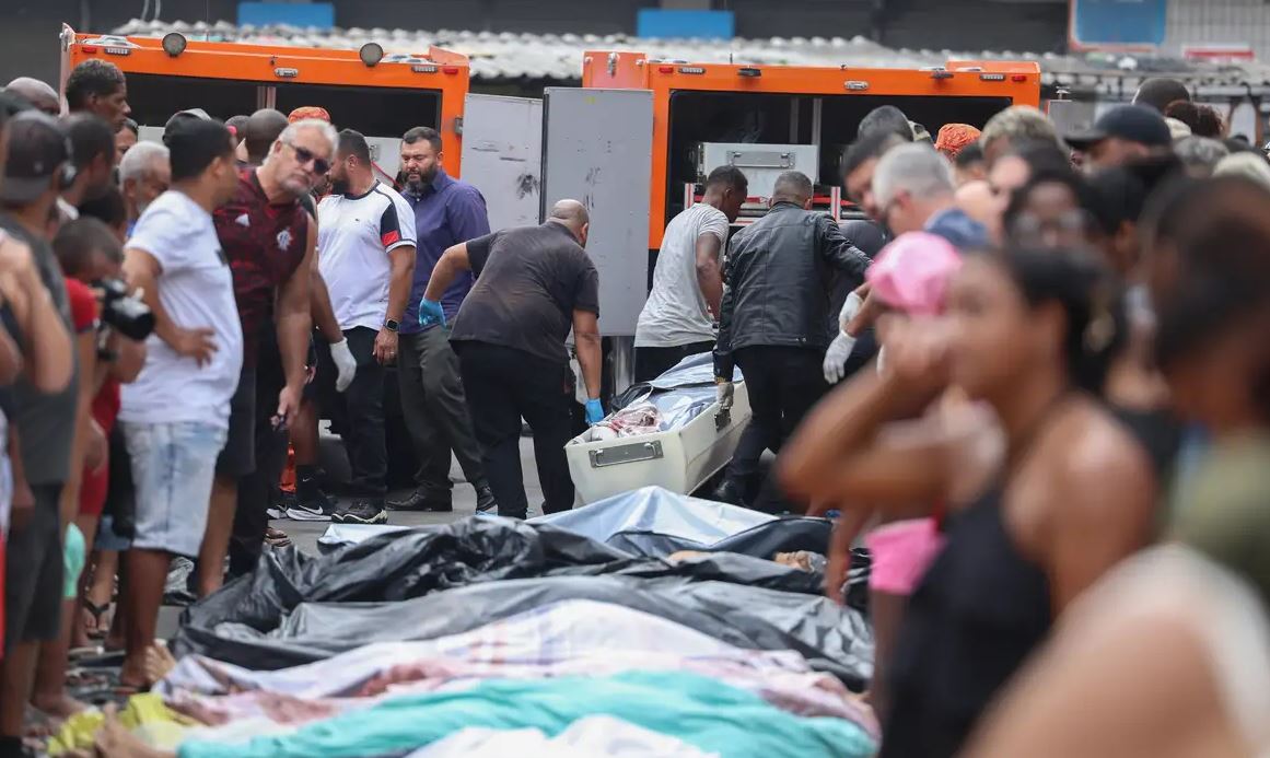 Do meio da mata, moradores retiram corpos durante a madrugada