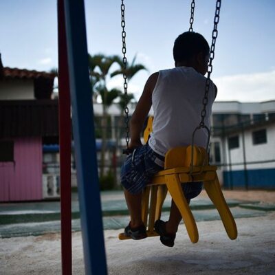 Abandono afetivo de criança e adolescente se torna ato ilícito civil; lei foi sancionada nesta terça (28)