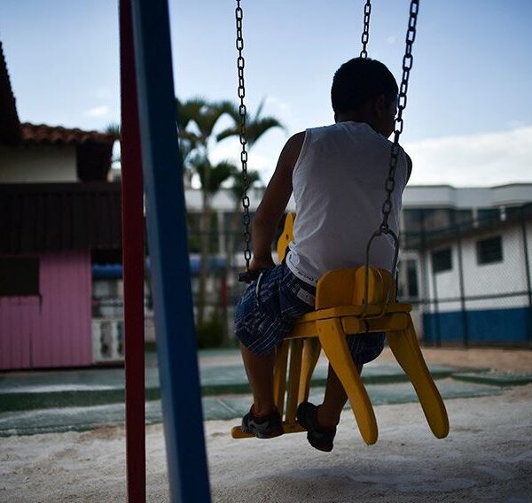 Abandono afetivo de criança e adolescente se torna ato ilícito civil; lei foi sancionada nesta terça (28)