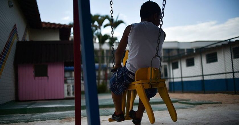 Abandono afetivo de criança e adolescente se torna ato ilícito civil; lei foi sancionada nesta terça (28)