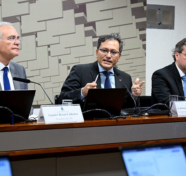 Renan Calheiros anuncia mudanças em projeto sobre isenção de Imposto de Renda