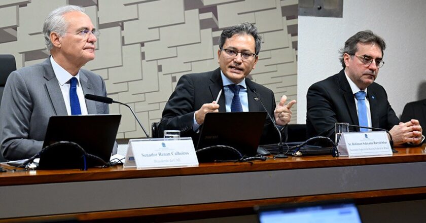 Renan Calheiros anuncia mudanças em projeto sobre isenção de Imposto de Renda